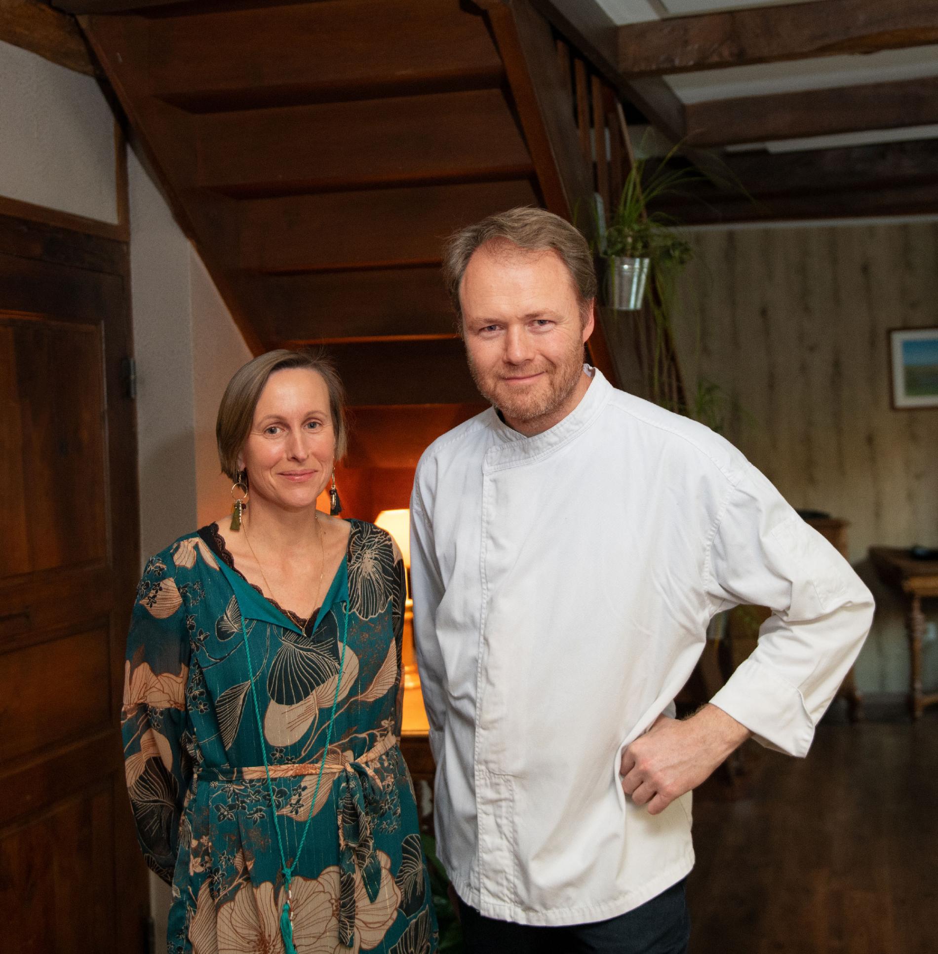 Depuis 2019, Elise à la réception et Vianney en cuisine vous accueillent pour une halte ressourçante aux Coudercous.