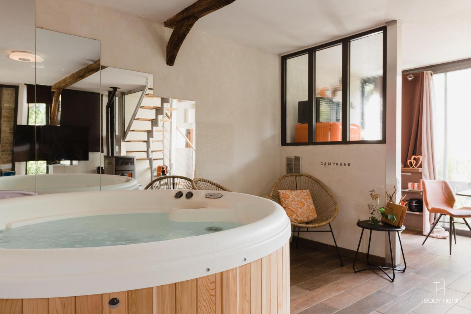 « l’atelier love » independent loft with private jacuzzi and terrace. 