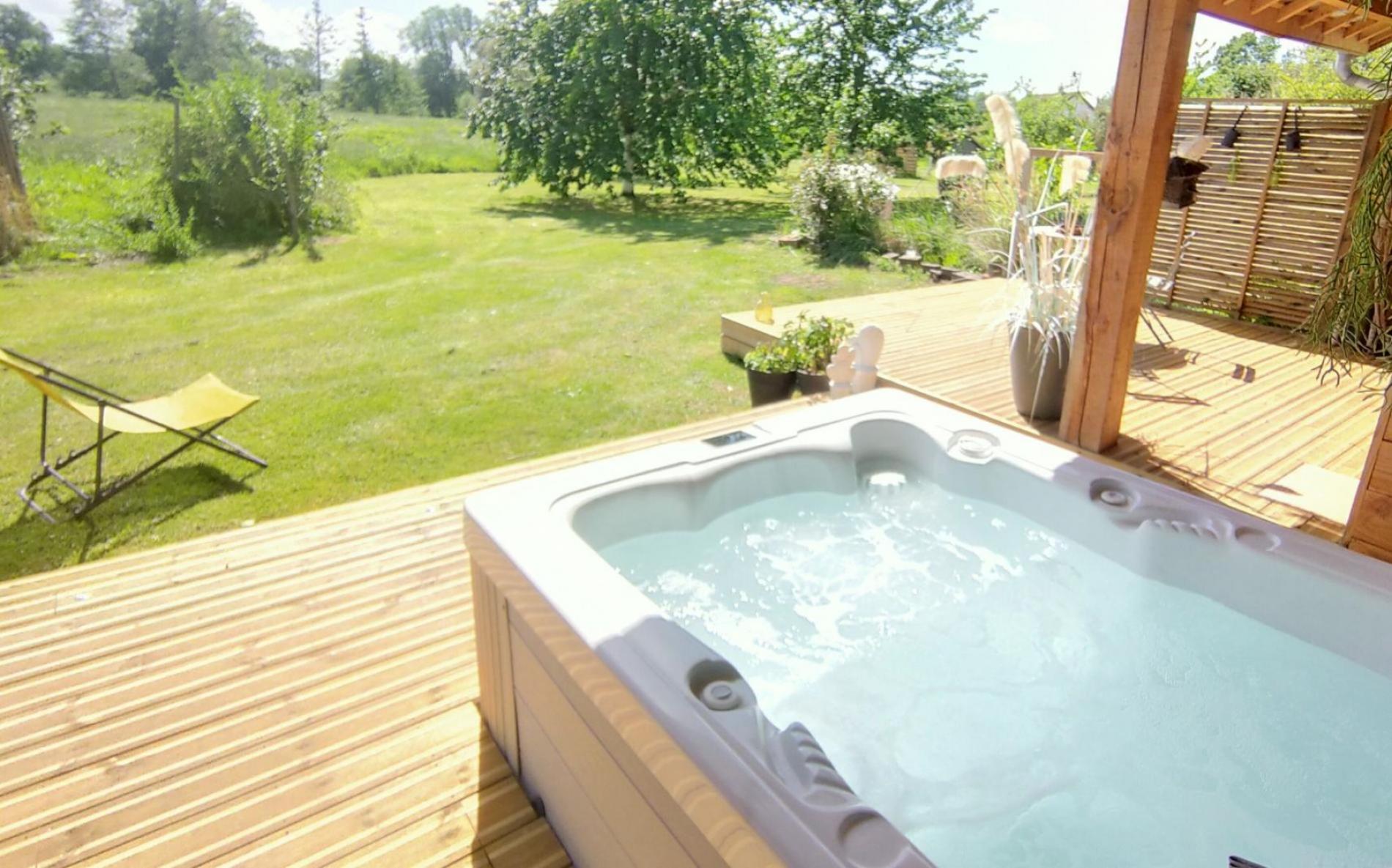 La Cavalière, independent, private Jacuzzi on a covered terrace with view upon NATURE