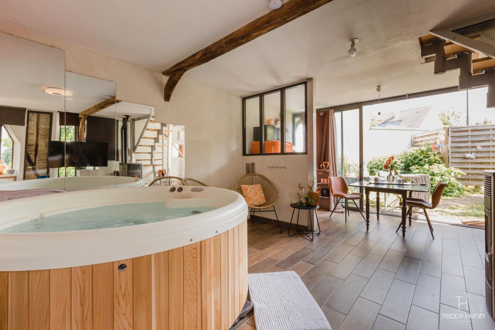 « l’atelier love » independent loft with private jacuzzi and terrace. 