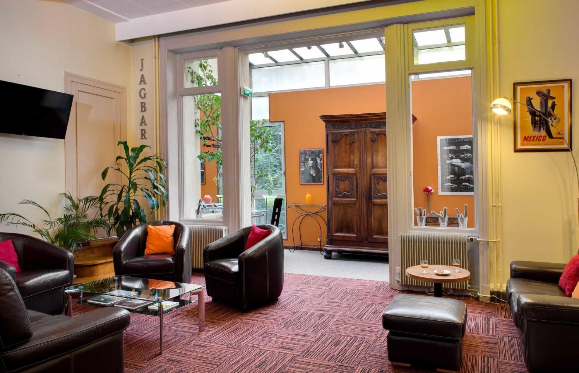 Situé dans le sud de Saint-Étienne,  l’Hôtel du Midi vous propose une  décoration originale, inspirée  des années 1930