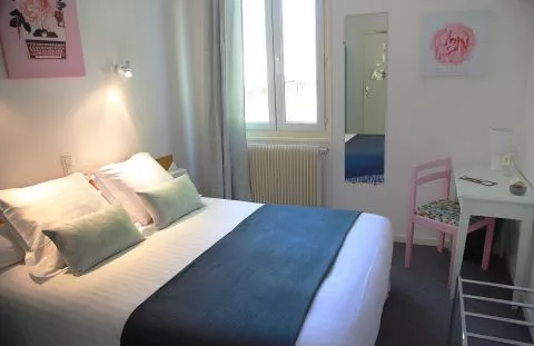 Chambre double standard, avec vue sur la place du village