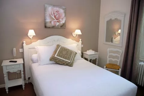 Chambre double standard, avec vue sur la place du village