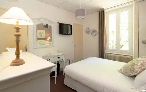 Chambre double standard, avec vue sur la place du village