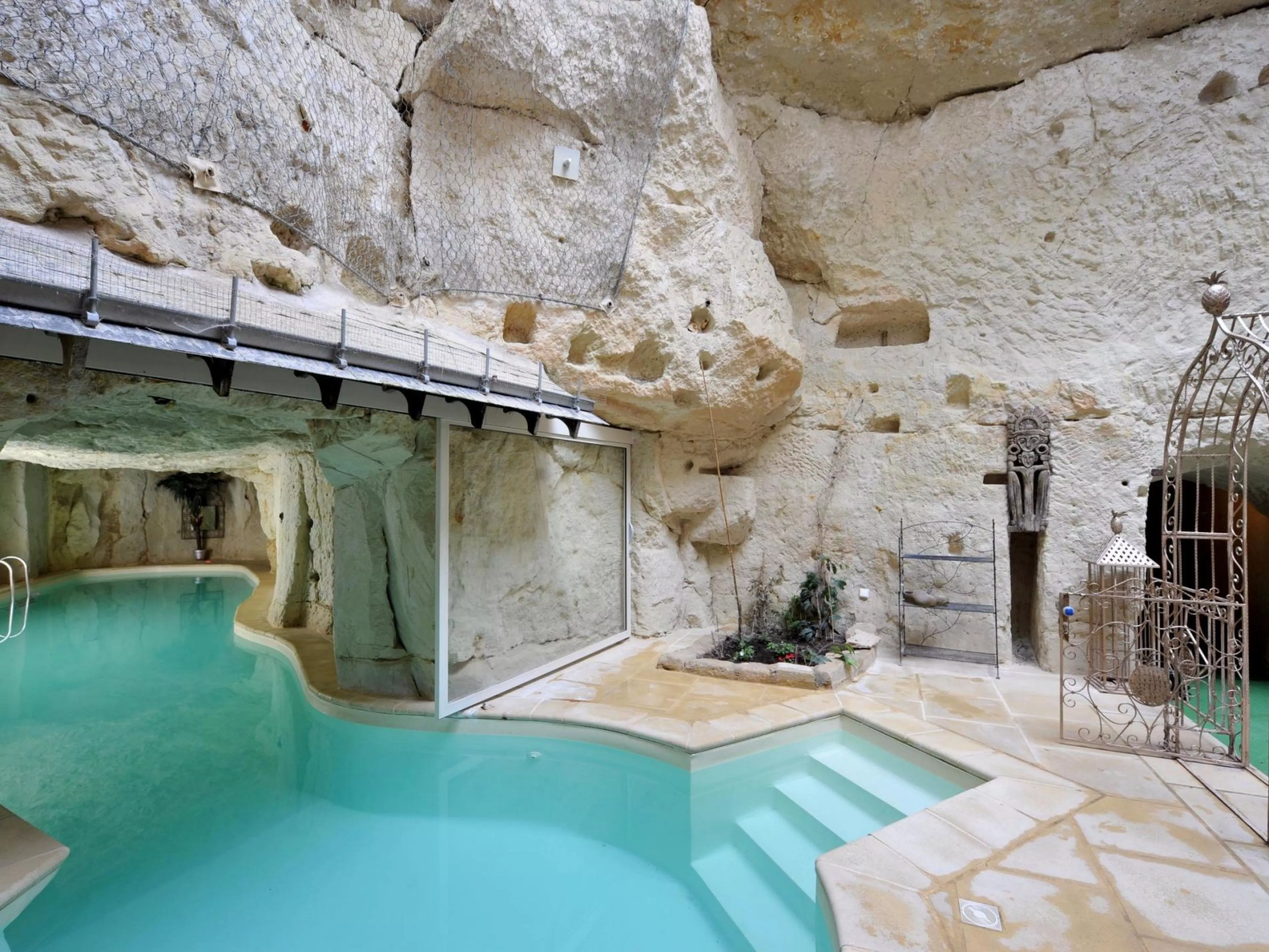 Бассейн пещера. Бассейн грот. Бассейн пещера. Бассейн в пещерном стиле. Бассейн пещера.