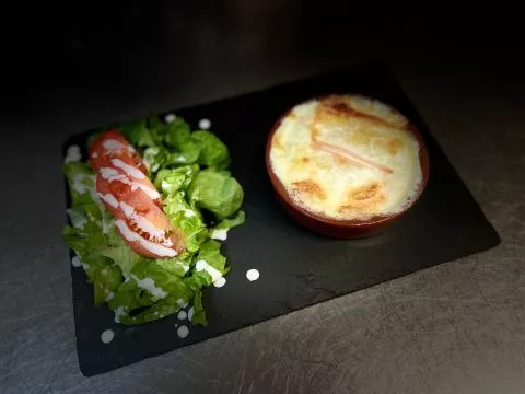 image Notre gratin de maroille (fromage local) et sa petite salade d'endives