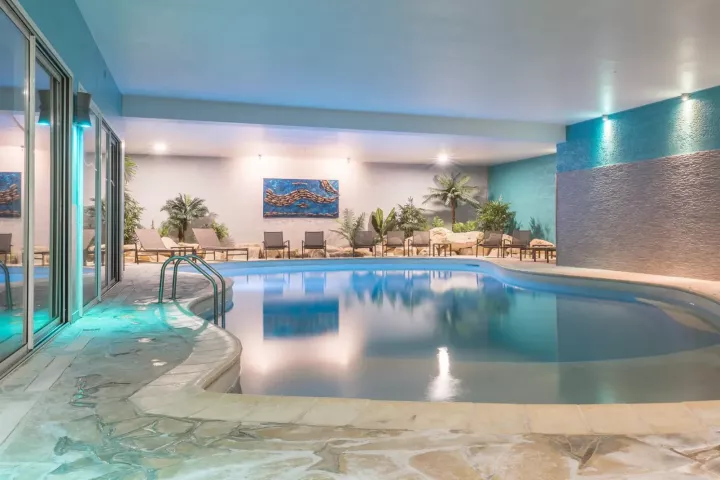 image La Piscine et le bain à remous