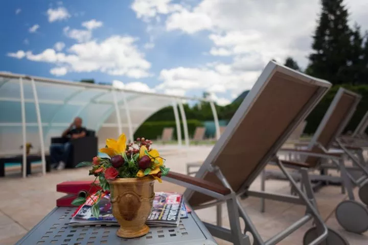 image Piscine avec vue sur la nature environnante