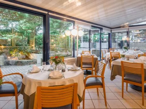 Restaurant lumineux avec terrasse