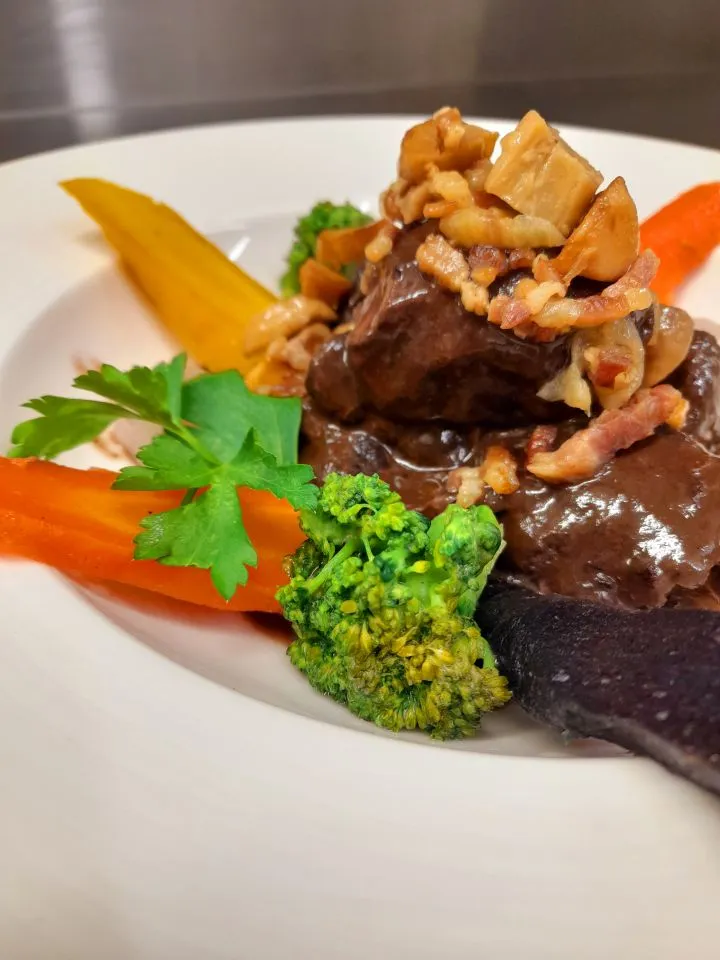   115 € La soirée étape à L'Auberge du cheval blanc en Sologne, pour vous les VRP, elle comprend la nuitée ( chambre individuelle) + dîner + petit déjeuner, le mardi, mercredi et jeudi exclusivement