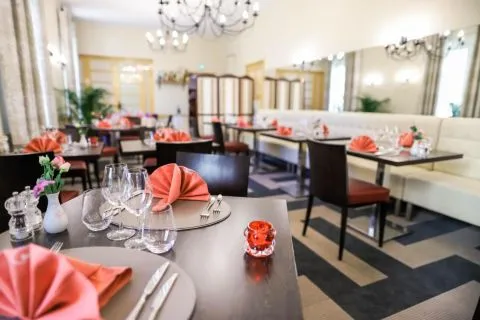 imageDeux salles de restaurant climatisées