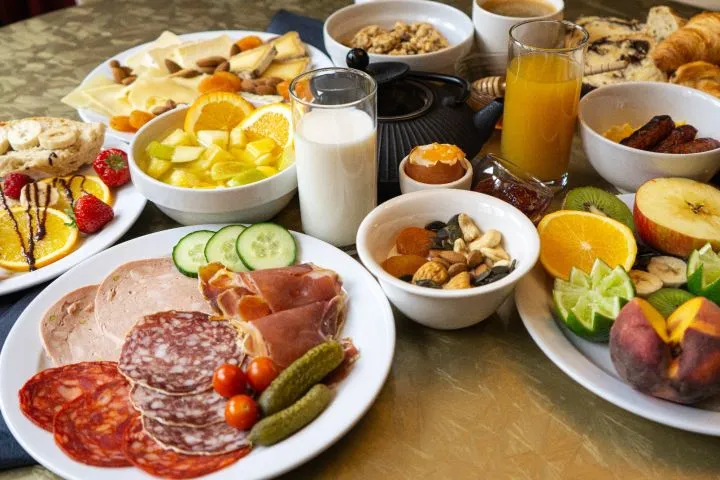   Petit-d&eacute;jeuner continental