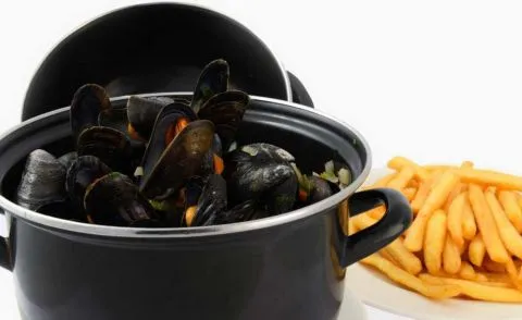 image Cocotte de moules servie avec frites