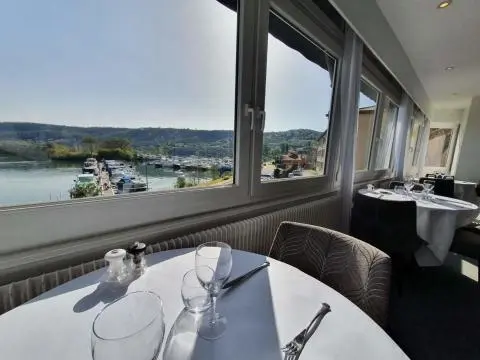 image Restaurant avec vue sur le Rhône