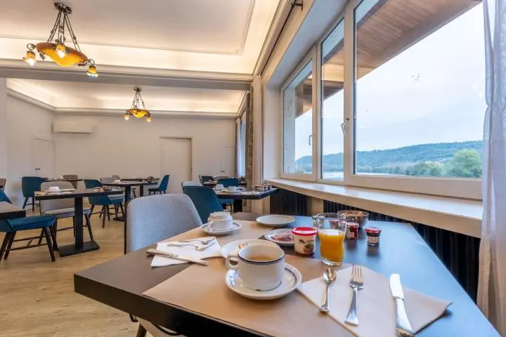 image Petit-déjeuner gourmand avec vue sur le Rhône