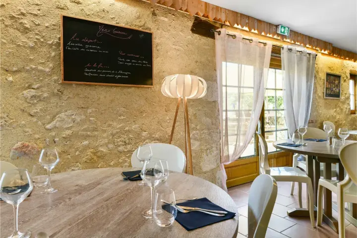 image Restaurant avec terrasse à Larressingle Gers