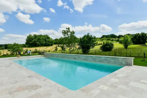 imagePiscine chauffée 12 mètres sur 5 mètres, ouverte de avril à octobre sous réserve que les conditions climatiques le permettent