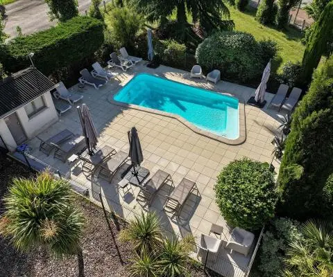 image Hotel with swimming pool and garden near Beaune