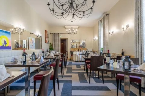 imageDeux salles de restaurant climatisées