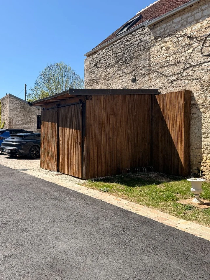 Photos parking Hostellerie des clos hôtel Chablis avec garage motos fermé