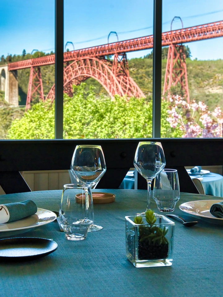   service brasserie le midi, menu express 19 &euro; - menu du jour complet 22&euro;  (sauf  jours f&eacute;ri&eacute;s)