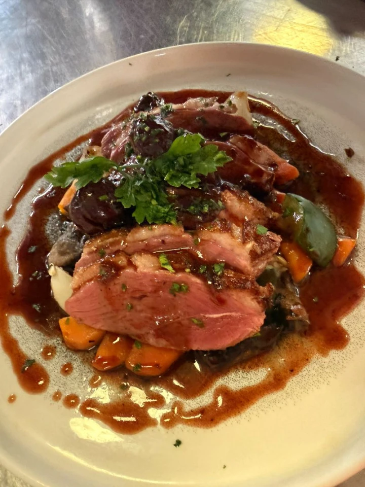Roast duck with glazed vegetables – restaurant in Chablis