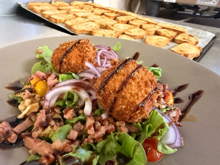 Mixed salad with croquettes – seasonal cuisine
