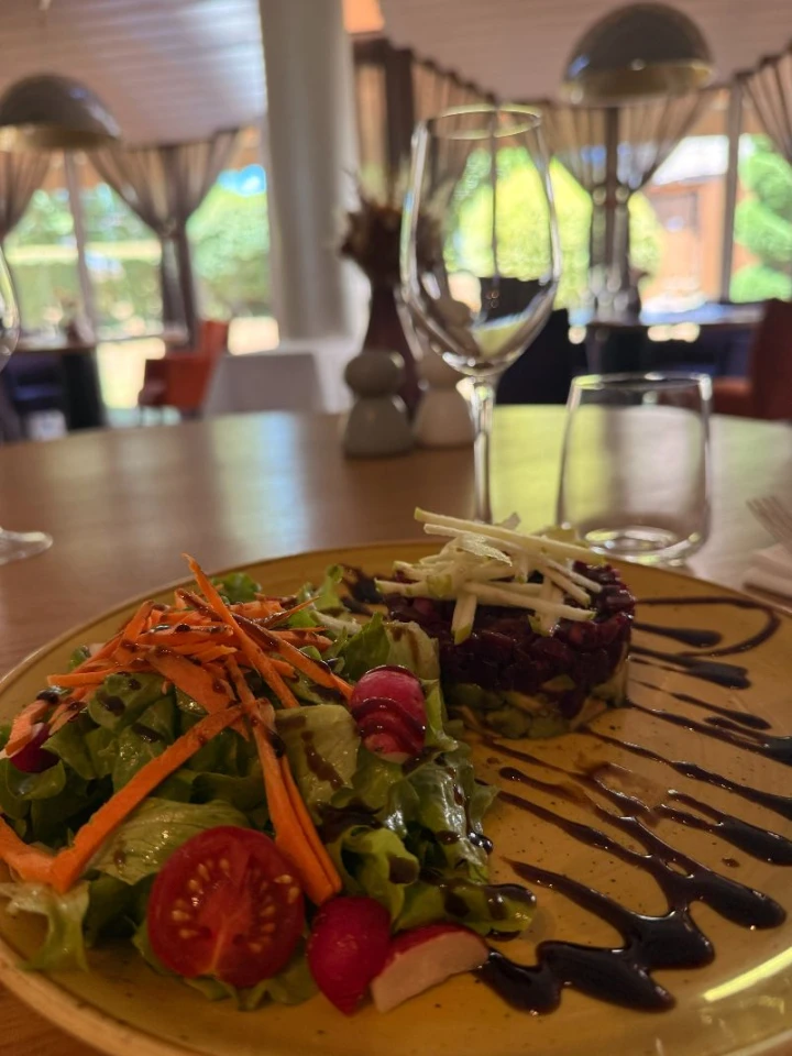 Seasonal dish on the terrace – Bistrot des Grands Crus
