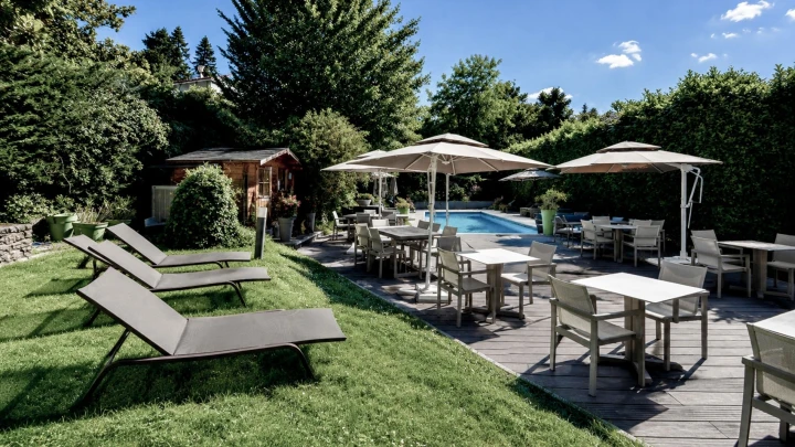 image Piscine chauffée de l'hôtel Le Petit Casset