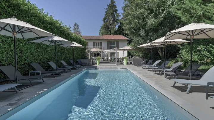 image Piscine chauffée de l'hôtel Le Petit Casset