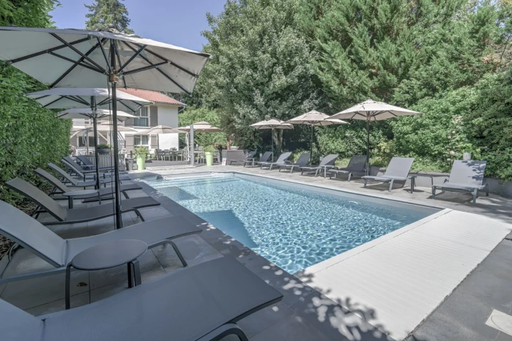 image Piscine chauffée de l'hôtel Le Petit Casset